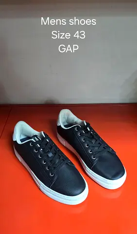 Mens GAP sneakers size 43 - black with white sole