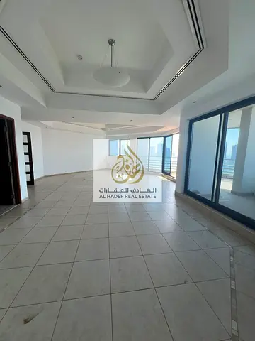 شقة بإطلالة بحرية مباشرة 3 غرف ماستر مع تراس في المجاز 1 الشارقة | تكييف وباركن وجيم ومسبح مجاني | 1500 قدم | تبدأ من 85 ألف