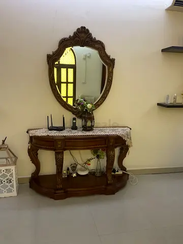 Antique-style Wooden Console Table with Carved Legs and Matching Mirror