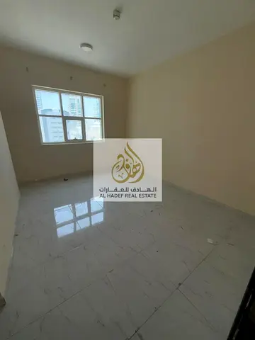 للإيجار في الشارقة – المجاز 2 | أكبر شقة غرفتين وصالة مع بلكونة و2 حمام | باركنج مجاني | صيانة كاملة مجانية قبل وبعد الاستلام | تأمين 2000 شيك | الدفع