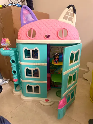 Gabby’s doll house with Accessories
