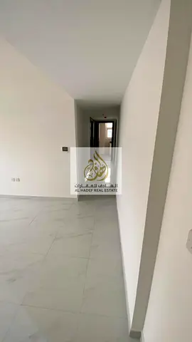 شقة متاحة للإيجار السنوي في منطقة الجرف 3، موقع مميز قريب من السوق الصيني، مما يوفر سهولة الوصول إلى مختلف الخدمات والمرافق الحيوية في المنطقة.  تتكون