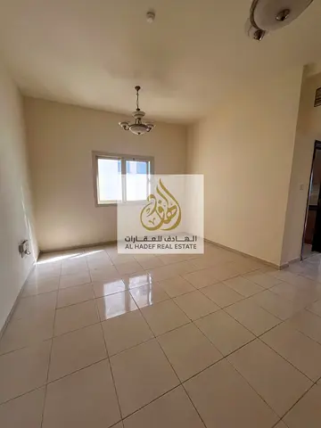 للإيجار السنوي في إمارة الشارقة بمنطقة السور شقة مميزة مكونة من غرفة وصالة داخل موقع حيوي واستراتيجي بجوار محطة الجبيل مباشرة، تتميز الشقة بسهولة الوص