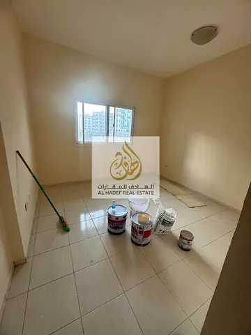 للإيجار في الشارقة – الخان | شقة غرفة وصالة داخل برج عائلي مزود بكاميرات مراقبة | الصيانة على المالك | باركنج ترابي متاح | الدفع على 4 دفعات | موقع مم