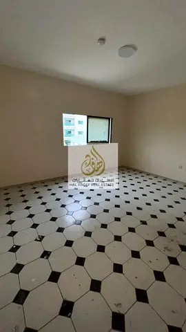 متاح للإيجار السنوي في إمارة الشارقة منطقة المجاز 1 شقة غرفتين وصالة بعقد شيرينج صريح موثق مناسب للمشاركة العائلية أو السكن الجماعي المنظم، موقع استرا