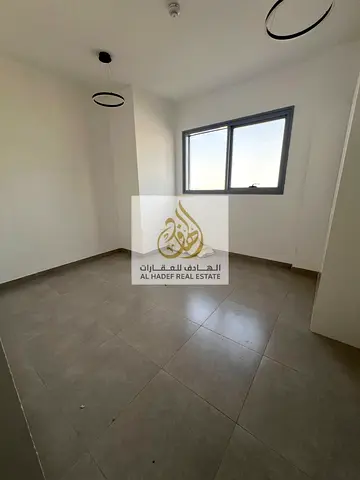 للإيجار السنوي في إمارة الشارقة منطقة المجاز 2 شقة سكنية مميزة مكونة من غرفتين وصالة داخل موقع استراتيجي حيوي ومطلوب، تتميز الشقة بأنها تاني ساكن بحال
