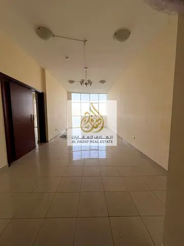 للإيجار في الشارقة – المجاز 3 | شقة 4 غرف وصالة بإطلالة بحرية مباشرة | باركن مجاني | مساحات واسعة مناسبة للعائلات الكبيرة | تسهيلات في الدفع حتى 4 أو
