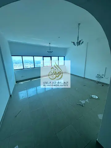 شقة غرفتين وصالة مع غرفة خادمة للإيجار في التعاون الممزر بالشارقة على مخرج دبي مباشرة مع جيم ومسابح وملعب تنس وباركن مجاني وتشطيب مميز وتسهيلات دفع حت