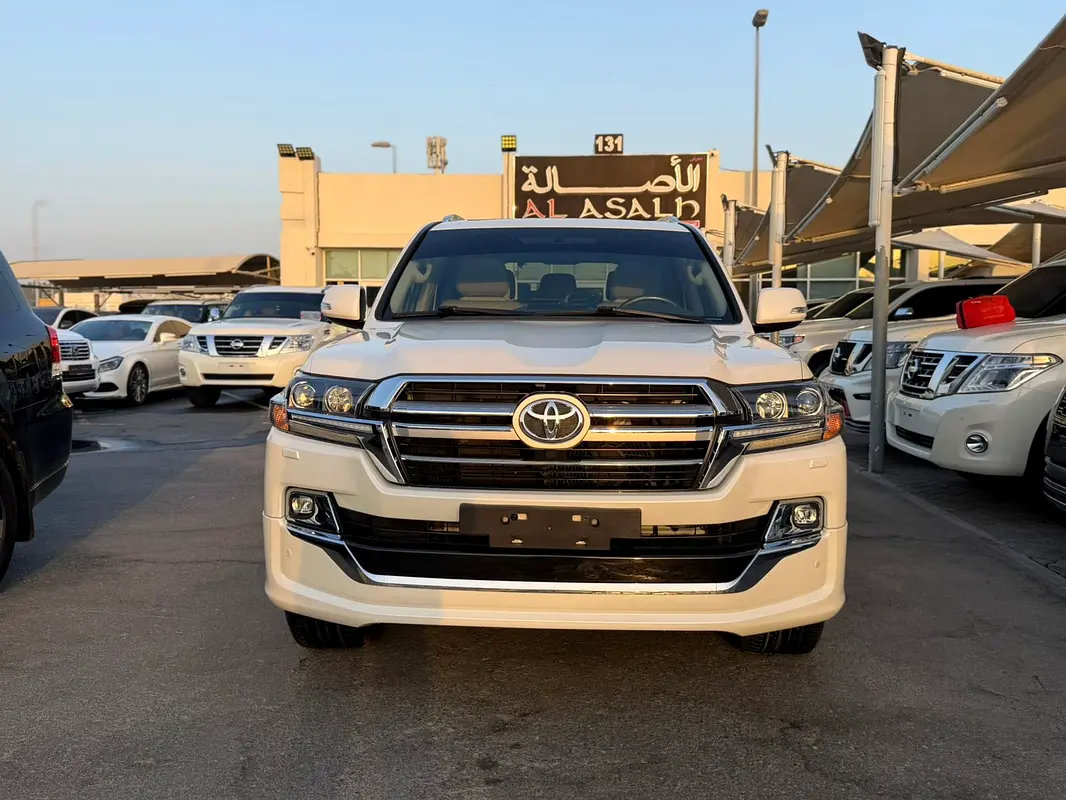 Toyota Land Cruiser 2019 — photo 1 of 13