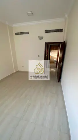 غرفه وصاله مع حمام وموزع صاله منعزله مساحات كبيره وموقع ممتاز جدا على شارع رئيسي واطلاله مفتوحه