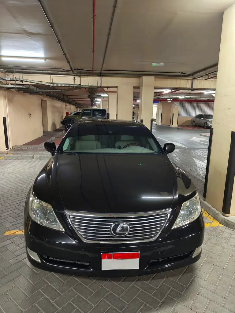 Lexus LS-Series 2009 — photo 1 of 8