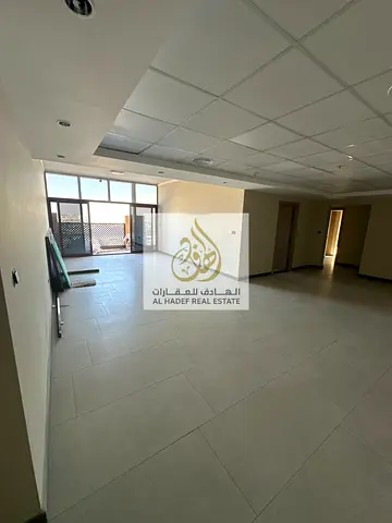شقه ثلاث غرف وصاله وغرفه خادمه ومكتب وغرفه غسيل وباركن اول ساكن تشطيبات سوبر ديلوكس
