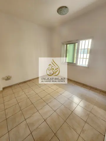 شقة غرفة وصالة للإيجار في البوطينة بالشارقة بموقع مميز قريب من جميع الخدمات مع باركن متوفر وتسهيلات في الدفع حتى 4 دفعات وتأمين شيك