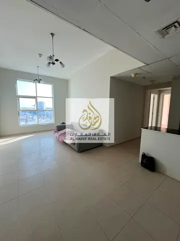 للإيجار شقة مميزة بغرفتين وصالة في أبراج السيتي تاور، تتميز بإطلالة مفتوحة رائعة تمنحك شعوراً بالاتساع والراحة. الشقة مصممة بتشطيبات عالية الجودة، مع