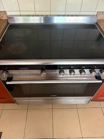 Siemens electric cooker with integrated oven and ceramic glass hob.