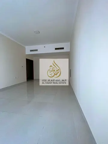 شقة غرفة وصالة منعزلة للإيجار السنوي في الجرف 2 بموقع مميز وهادئ مناسب للسكن العائلي.  تتميز الشقة بمساحات واسعة جداً وتصميم عملي يوفر الراحة والخصوصي