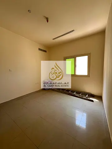 للإيجار السنوي في إمارة الشارقة منطقة الخان شقة سكنية مميزة مكونة من غرفة وصالة داخل موقع استراتيجي قريب جداً من الكورنيش، مما يوفر أسلوب حياة هادئ وم