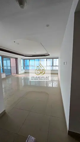 الايجارسنوي في عجمان منطقة الكورنيش والبنايه عائلات شقه غرفتين وصاله  بلكونه البحر2 حمام   خزانات بالحوائط تكيف مركزي مع بركن سيارة دخل و مسبح وجيم