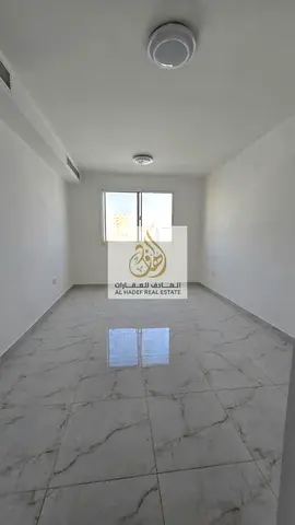 للإيجار السنوي في الجرف 3 شقة غرفة وصالة مميزة بموقع ممتاز.  تقع الشقة مباشرة مقابل مدرسة وودليم بارك وخلف السوق الصيني، مما يجعلها موقعاً استراتيجياً