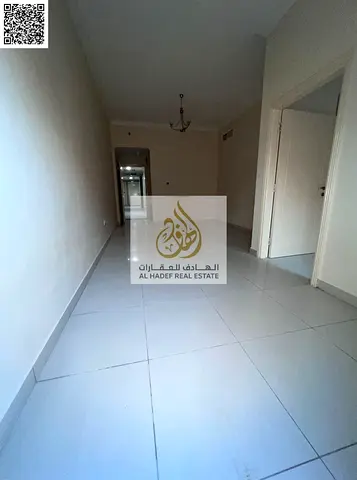 للإيجار السنوي: شقة غرفة وصالة بمساحة واسعة مع بلكون وفيو مفتوح، تشطيب ممتاز، تكييف مركزي وصيانة مجانية في أبراج النعيمية – النعيمية 1، موقع مميز وقري