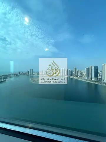 مش معقوله بتدور علي سكن في الشارقة وتعدي منك  الشقة دي ثلاث غرف 3BHK في الخان اطلاله تكييف علي المالك بالاضافة الي خدمات مجانيه اخري