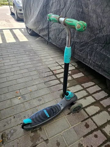 Three-wheel kids scooter, light use