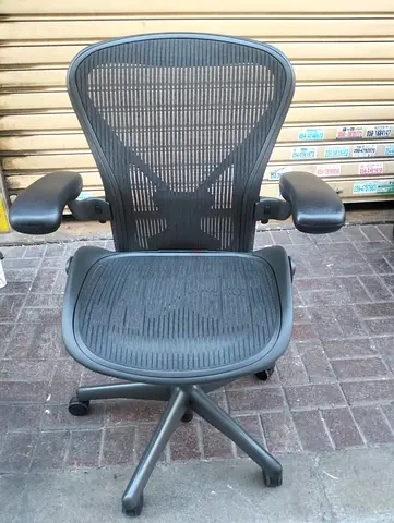 I am selling herman miller Aeron chair.size B.good condition only little use