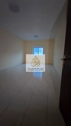 غرفه وصاله كبيرة جدا مع خزانة بالحائط واتنين حمام ومطبخ فسيح جدا