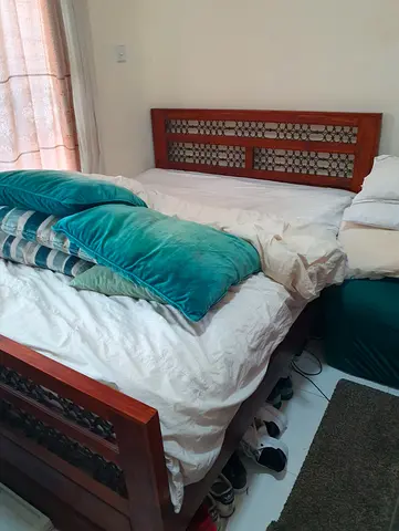 Solid Wood bed frame (150x200)
