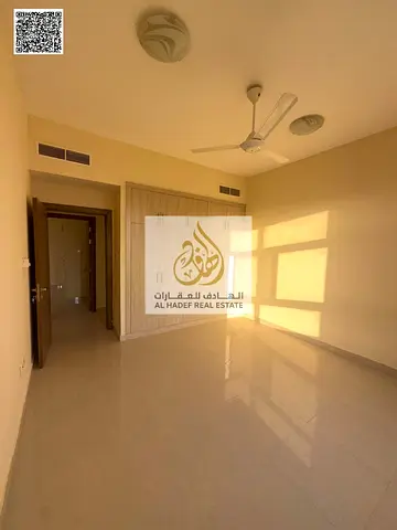 للايجار ثلاثة غرف وصاله  مع ثلاث حمامات و بلكونه خزائن علي الحائط و تكييف مركزي مساحات واسعه و موقع مميز علي الشيخ عمار مباشره و الخدمات و مقابل شارع