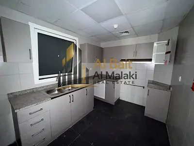 شقة غرفتين ماستر وصالة، 3 حمامات، تكييف مركزي، باركن مجاني، وغرفة خادمة.