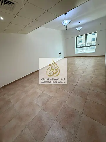 للإيجار في الشارقة – المجاز 2 | شقة غرفتين وصالة بإطلالة جانبية مباشرة على البحيرة | التكييف على المالك | باركن مجاني | جيم ومسبح مجاني | صيانة مجانية