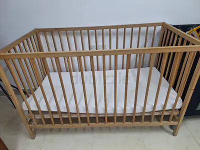 Light wood baby crib with mattress