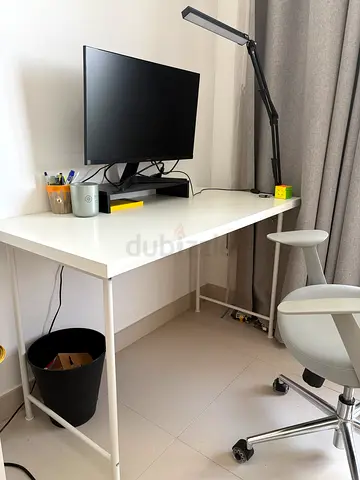 Simple white study desk - good condition