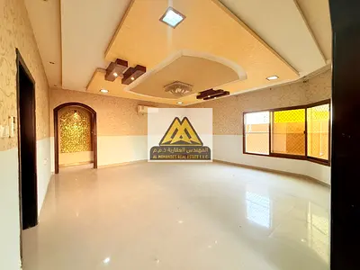 تتميز بمساحات واسعة وتصميم راقٍ مناسب للعائلات الكبيرة، تضم 5 غرف نوم ماستر ومجلس ماستر وصالة وغرفة خادمة، في موقع حيوي قريب من جميع الخدمات وسهل الوص