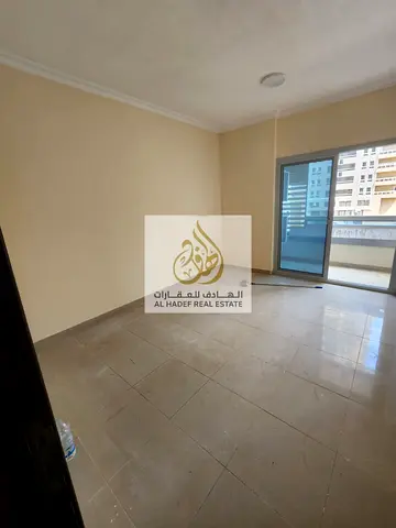 شقة غرفتين وصالة للإيجار في الشارقة الخان مع بلكونة وستور وباركن مجاني وموقع مميز قريب من الكورنيش والخدمات