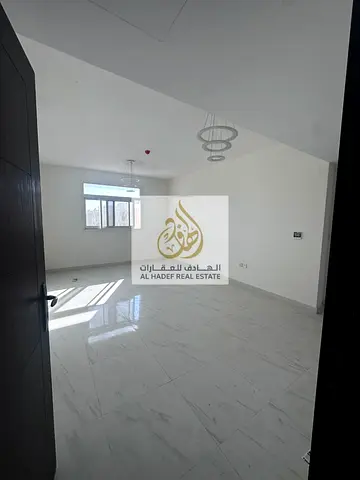 الايجار سنوي في عجمان منطقة الجرف 3البنايه جديد عائلات شقه غرفتين وصاله الصاله منعزله مع بلكونه اطلاله مفتوحه  تكيف مركزي 2 حمام الغرفه ماستر  مطبخ من