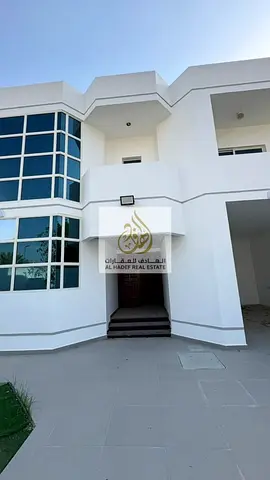 فيلا زاوية مجددة بالكامل بمنطقة العزرة – 4 غرف ماستر + مجلس + غرفة خادمة + مساحة 5,000 قدم