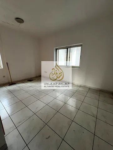 للإيجار السنوي في إمارة الشارقة منطقة المجاز 2 شقة سكنية مميزة مكونة من غرفتين وصالة بموقع استراتيجي رائع جداً على مخرج دبي مباشرة مما يوفر سهولة تنقل