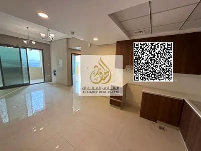 النوع: غرفتين وصالة واسعة. المطبخ: نظام أمريكي عصري. الحمامات: 2 حمام بتشطيب راقٍ. الإطلالة: 2 بلكونة بتهوية ممتازة
