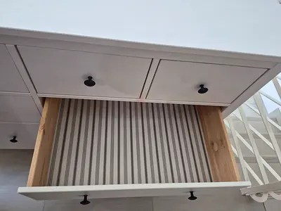 White wooden dresser with 6 drawers — good condition