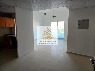 الايجار سنوي في عجمان منطقة النعيميه 3  مقابل جراند مول وجنب السفير مول ابراج السيتي تاورشقه غرفتين وصاله سنوي مع بلكونه اطلاله مفتوحه على الشارع الرئ