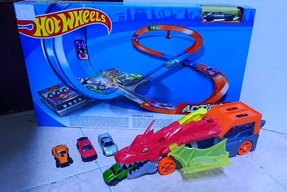 NEW! Hotwheels Action Figure 8 Raceway Playset with City Dragon Launch+BatteriesExtra Cars
