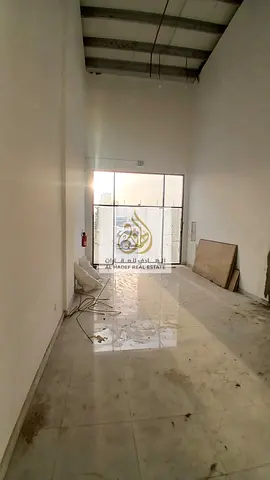 محل تجاري متاح للإيجار السنوي في A commerc1، بموقع مميز على الشارع مباشرة وبجوار نادي عجمان، مما يوفر حركة مرور عالية وفرصة ممتازة لنجاح أي نشاط تجاري