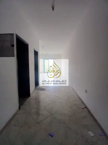 شقة غرفة وصالة ماستر للإيجار في الشارقة أبو شغارة بموقع حيوي قريب من الخدمات وتصميم عملي يوفر الراحة والخصوصية للسكن