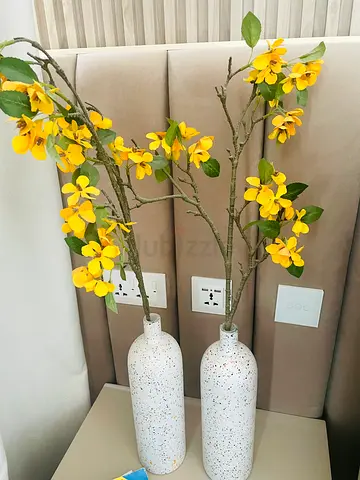 Set of 2 Decorative Speckled Ceramic Vases with Artificial Yellow Flower Stems