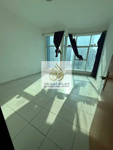 شقة غرفتين وصالة للإيجار في الخان بالشارقة سكن عائلات بموقع مميز قريب من جميع الخدمات مع باركن مجاني وتسهيلات في الدفع حتى 6 دفعات وتأمين شيك لا يُصرف