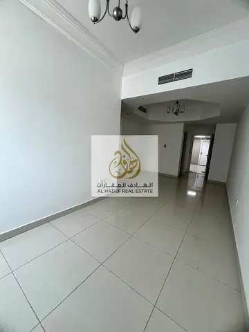 شقة غرفة وصالة للإيجار السنوي في الشارقة الخان مع صيانة مجانية وموقع مميز قريب من الكورنيش والخدمات