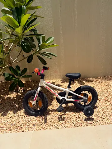 Specialized 12 inch toddler bike with stabilisers