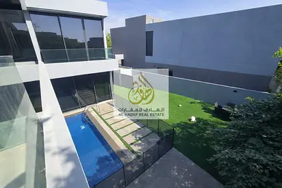 فيلا فاخرة للإيجار في مشروع مسار سنديان بالشارقة، سمارت فيلا حديثة بمساحة 5,104 قدم مربع، تحتوي على 4 غرف نوم ماستر واسعة، 6 حمامات، مجلس وصالة كبيرة،
